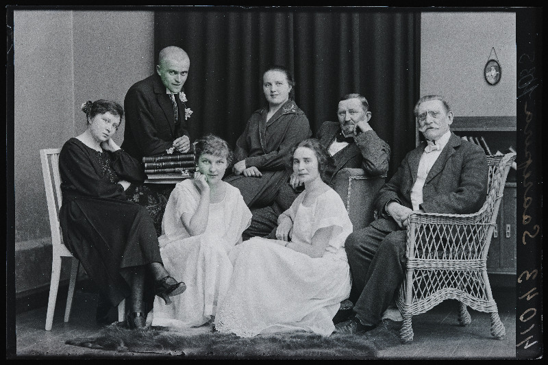 Grupp inimesi, (foto tellija Saarepera).