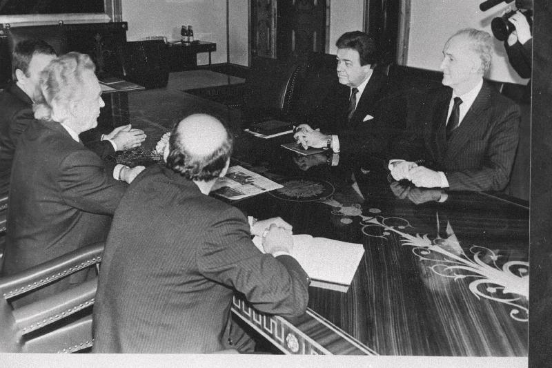 Ülemaailmse Lastekaitse Foorumi president Alan Davis (paremalt 2.) vastuvõtul Eesti Vabariigi Ülemnõukogu esimehe Arnold Rüütli juures.