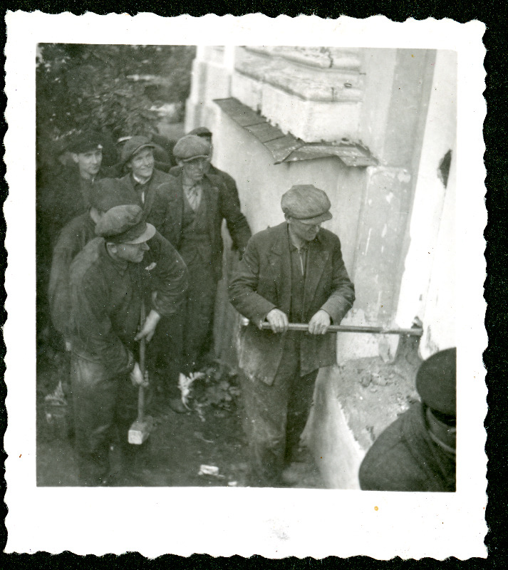 Foto Vaho Uhtjärve (sünd. 1913) uurimistoimikust. V. Uhtjärv pildistas Vabadussõja mälestustahvli mahalõhkumist Valga kiriku seinalt 1940. aastal ning pealtvaatajaid.