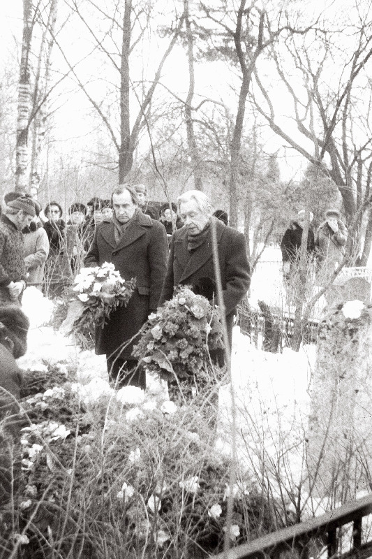 Pedagoogi, kooliajaloolase ja kodu-uurija Ella Jaaksoni matus Siselinna Aleksander Nevski kalmistul, ees paremal ajaloolane, raamatuteadlane ja kodu-uurija Voldemar Miller.