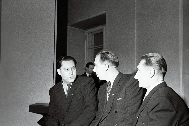 Eesti NSV Ülemnõukogu viienda koosseisu neljanda istungjärgu rahvasaadikud (vasakult) Masinaehitustehase Ilmarine karastaja Arnold Kivistik, Pärnu Kalakombinaadi külmhoone masinistiabi Eduard Talviste ja Käva kaevanduse kaevur Mihkel Kullamägi.