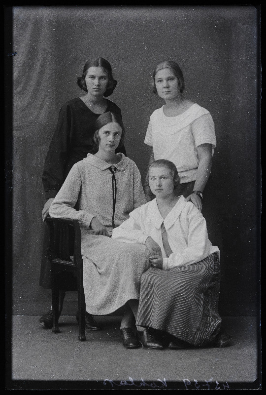 Grupp naisi, (foto tellija Kohlap).
