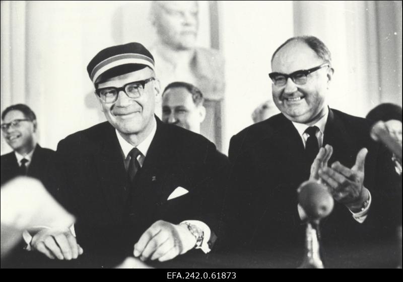 Eesti NSV-s külaskäigul viibiv Soome president U.K.Kekkonen ja Eesti NSVÜlemnõukogu Presiidiumi esimees A.Müürisepp (paremal) Tartu Riiklikus Ülikoolis.