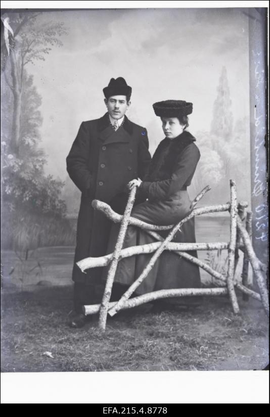 Mees naisega, (foto tellija Grünfeld [Grünfeldt]).