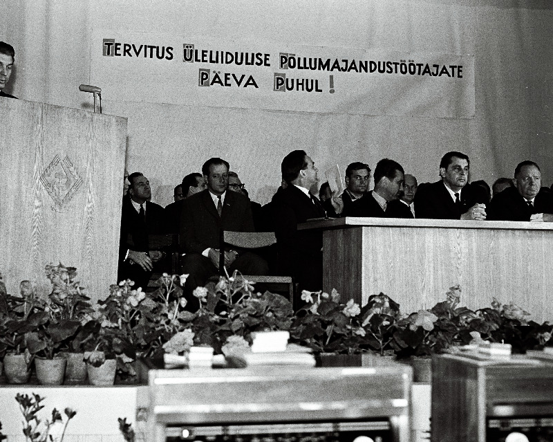 Põllumajandustöötajate päeval Saku näidissovhoosis toimunud 4. vabariikliku künnuvõistluse võitjate autasustamise piduliku koosoleku presiidium, kõnetoolis Eesti NSV põllumajandusminister H. Rohtla.