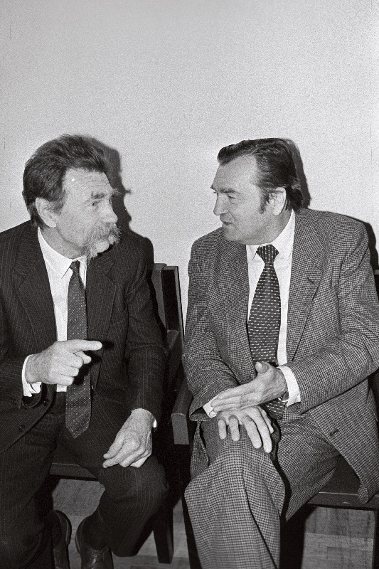 Kirjanikud Heino Kiik (vasakul) ja Vaino Vahing Kirjanike Liidu üldkogul.