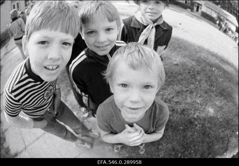 Valgevene lapsed Valgemetsa pioneerilaagris. Ukrainas Tšernobõli tuumaelektrijaamas 26. aprillil 1986 toimunud avarii tõttu saastunud aladelt toodi rühm valgevene koolilapsi Gomeli linnast Eestisse tervist kosutama.