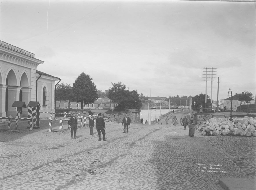 Åbobron i Viborg, tullen till vänster. Telefonstolpar i bakgrunden, nr 556.