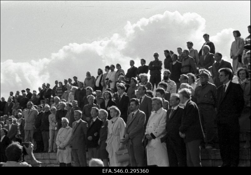 Vene sõjaväe Eestist lahkumise tähistamine Maarjamäe memoriaali juures.