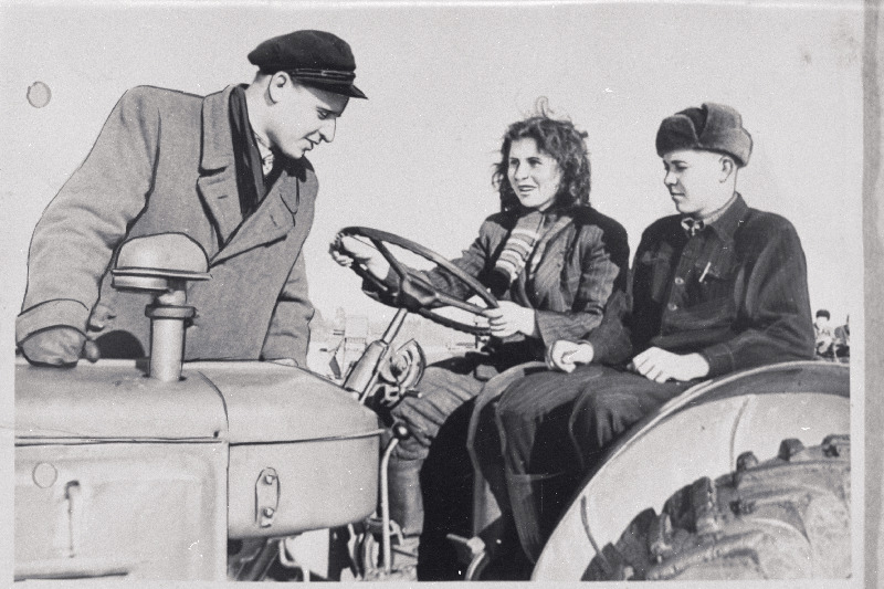 Vigala Põllumajanduse Mehhaniseerimise Kooli õpilased Asta Talu ja Elvet Udula meister Kauko Tõntsi juhendusel traktorijuhtimist õppimas.