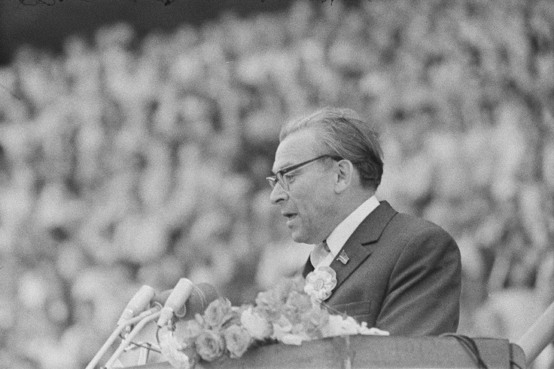 Eesti NSV haridusminister Ferdinand Eisen esinemas ENSV koolinoorte III vabariiklikul laulu- ja tantsupeol.