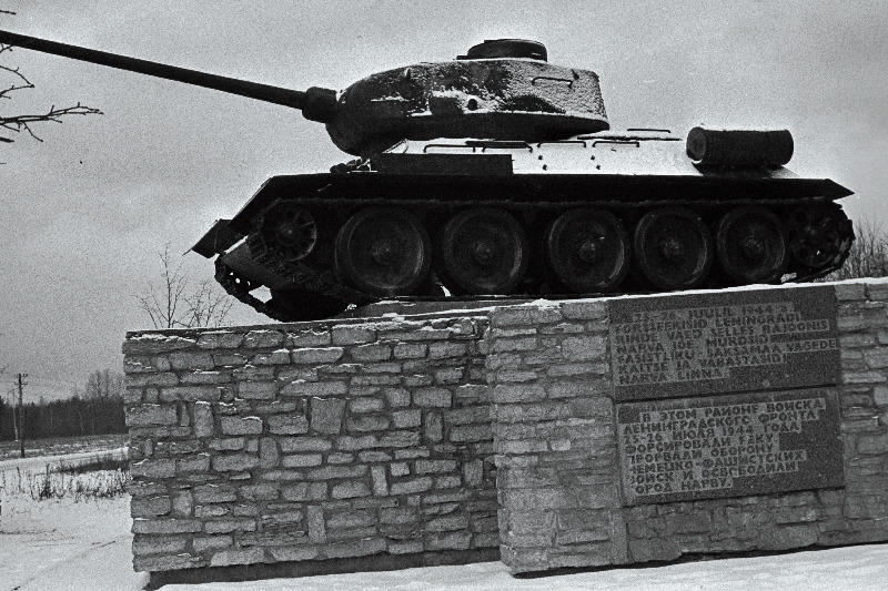 Suure Isamaasõja ajal 1944. a. Narva jõe forsseerimise ja vaenlase kaitse läbimurdmise kohas ülesseatud mälestusmärk tank T- 34.