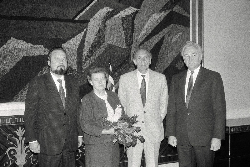 Eesti Olümpiakomitee president Arnold Green oma 70.a. sünnipäeval vastuvõtul Eesti Vabariigi Ülemnõukogus. Paremalt 1. Eesti Vabariigi Ülemnõukogu esimees Arnold Rüütel, 4. Eesti Vabariigi Ülemnõukogu juhataja Ülo Nugis.