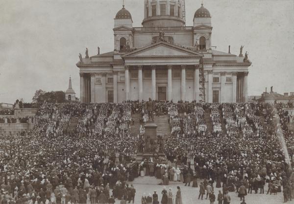 Helsingin laulujuhlien avajaiset Senaatintorilla