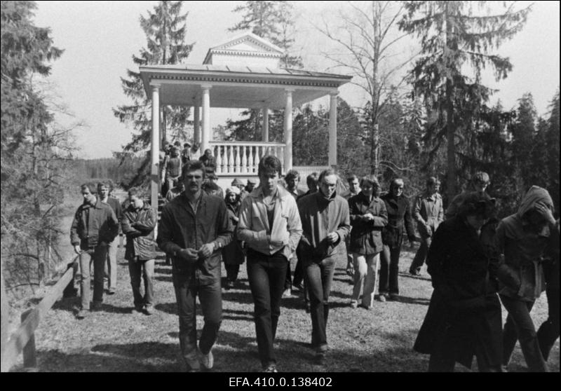 Ed. Vilde nim. Tallinna Pedagoogilise Instituudi töötajad tutvuvad Palmse mõisaga Lahemaa Rahvuspargis.