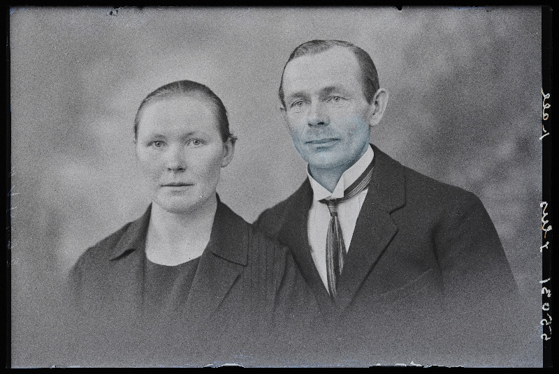 Illus [Ilus] naisega, (Kaarli vald, Vingivalla küla).