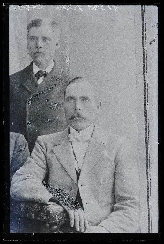Kaks meest grupifotol, (09.09.1923 fotokoopia, tellija Tikku [Tiku]).