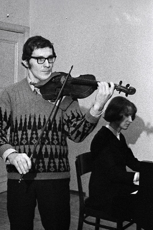 Tallinna Riikliku Konservatooriumi keelpillide eriala üliõpilane viiuldaja Jaan Laur eksamil.