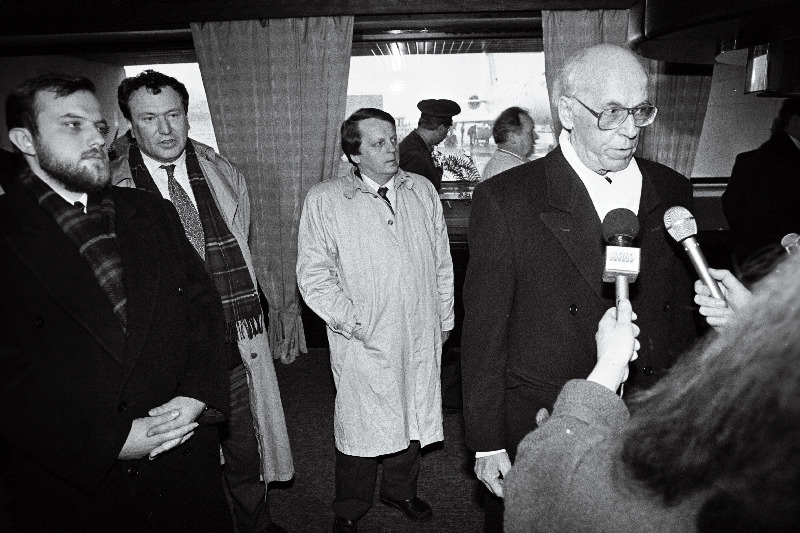 L. Meri, R. Helme ja J. Luik tagasi Iisraelist ja Ukrainast.