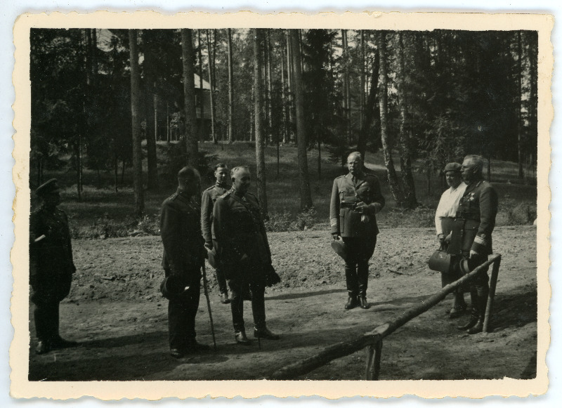 Grupp ohvitsere metsa servas vestlemas
