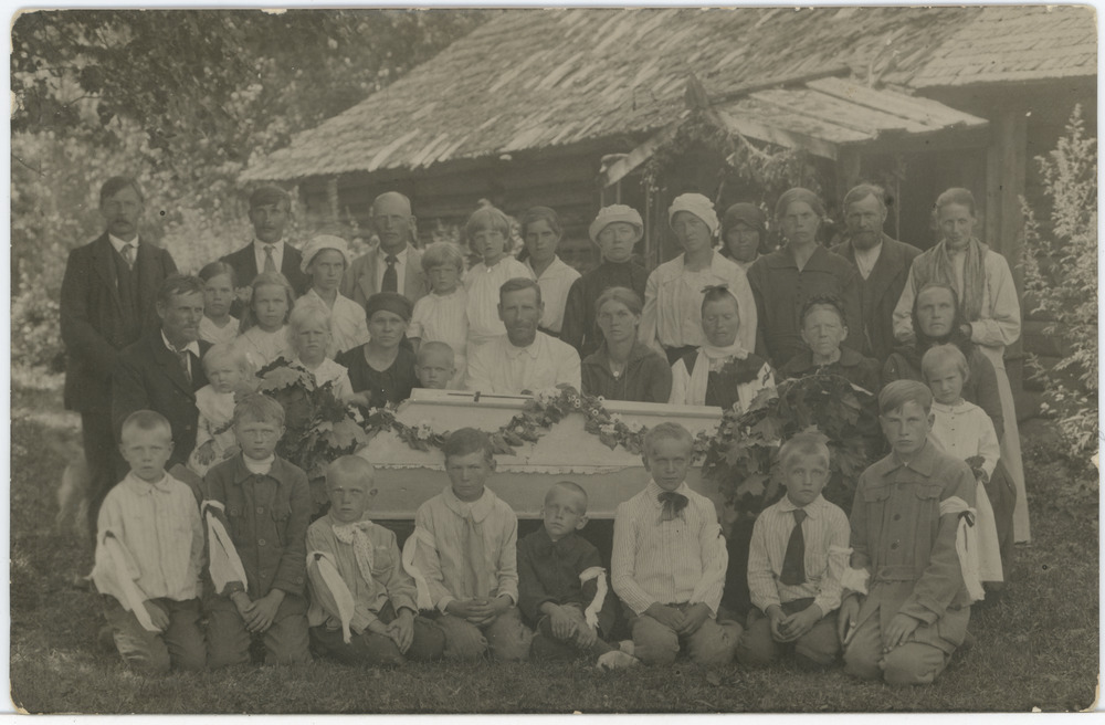 Matuselised Ludvig Odenbergi matustel kirstu ümber