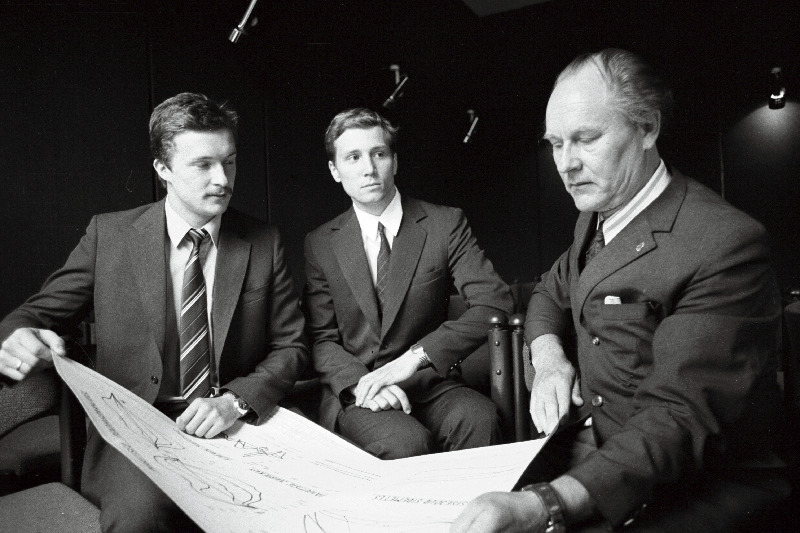 Tallinna Polütehnilise Instituudi ehitusteaduskonna dekaan Lembit Joorits (paremal) koos sama teaduskonna tööstus- ja tsiviilehituse eriala diplomandide Aldur Partsi ja Mait Schmidtiga.