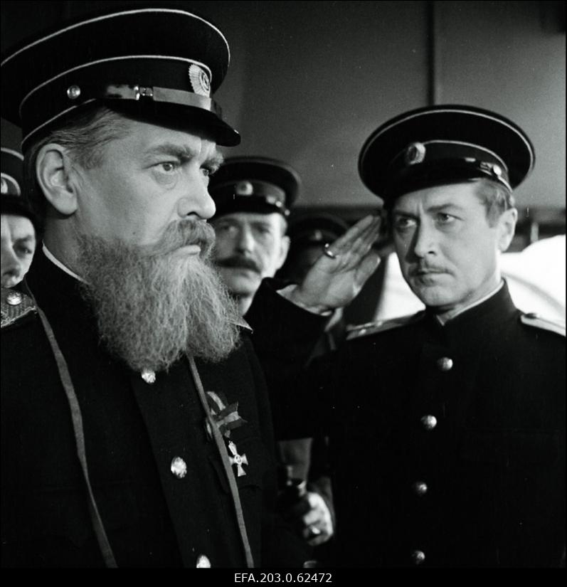 Stseen Tallinna Kinostuudio mängufilmist "Esimese järgu kapten", vasakult: Železnjov - Vladimir Jemeljanov, krahv Everling - Olev Eskola.