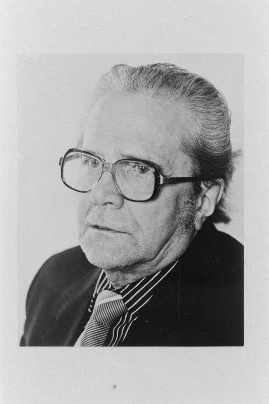 Kirjanik Raimond Kaugver.