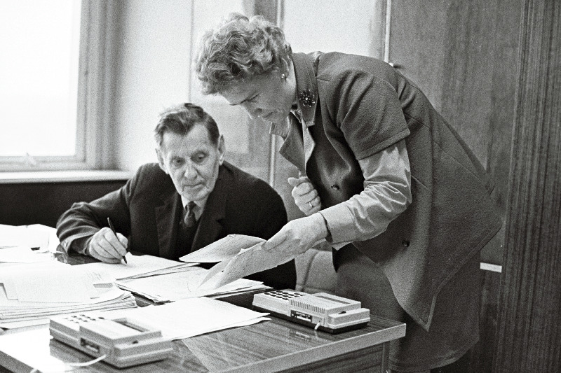 Eksperimentaalvabriku „Standard“ pearaamatupidaja Jaan Numme (vasakul) ja peaökonomist Maie Vain tehtud tööst kokkuvõtteid tegemas.