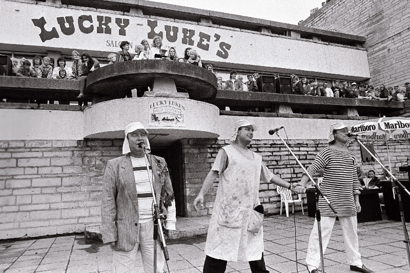 Lucky Luke'i juurde kutsuti laupäeval rahvast härga vardasse ajama, kokad küpsetavad. Esineb Kuldne Trio tantsutrupiga.