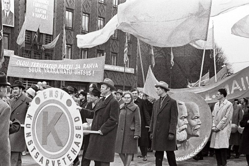 Kunstsarvetehase töötajad 1. mai demonstratsioonil.
