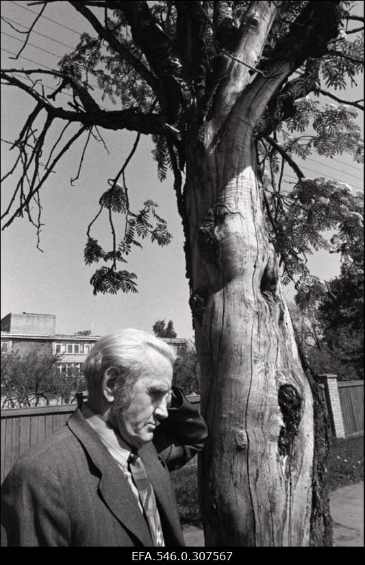 Johannes Adolf Soosaar näitab punaterroriga seotud kohti Viljandis. 1941 aastal lasti ta maha, kuid haavadest hoolimata jäi ellu .