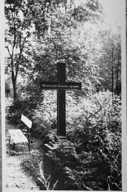 Muusik Karl Andersoni hauarist Võru kalmistul.