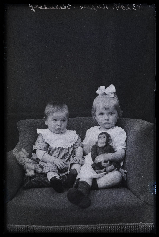Kaks last mänguasjadega, (foto tellija Ungern-Sternberg).