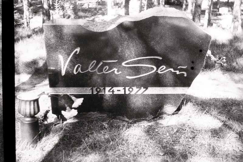 Ajakirjanik Valter Seina hauakivi Metsakalmistul.