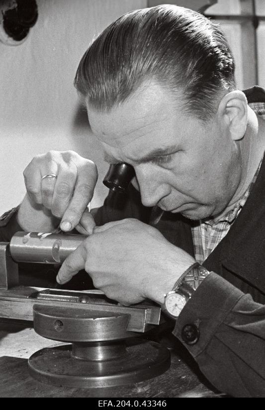 Sindi 1. Detsembri nimelise Tekstiilivabriku graveerimistsehhi töötaja Hendrik Pärn graveerib kleidiriide mustrit terasmatriitsile.