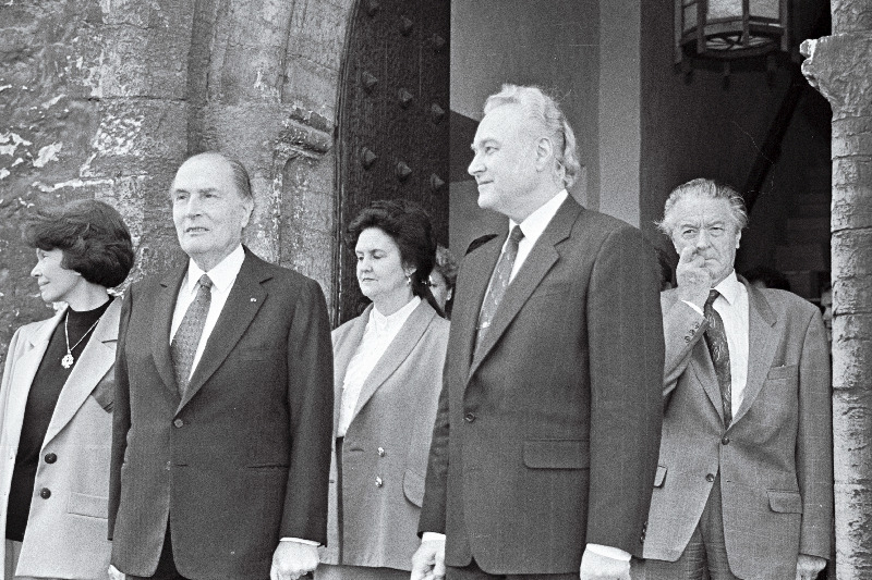 Prantsusmaa president Francois Mitterrand'i Baltikumi visiit. F. Mitterand ja A. Rüütel Raekoja uksel.