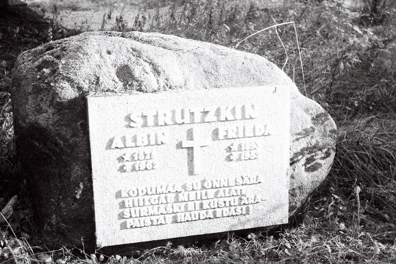 Laulja ja kodu-uurija Albin Strutzkini hauakivi Metsakalmistul.