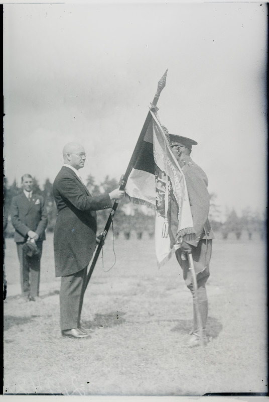 Lipu üleandmine kaitseliitlastele.