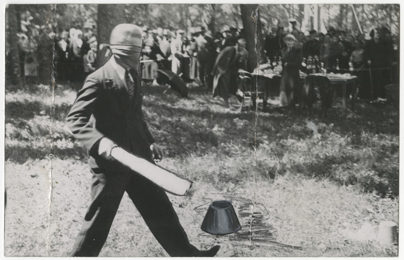 Kaitseliidu Tartu maleva ja Naiskodukaitse Tartu ringkonna kevadpidustused Raadi pargis 10.06.1935, hetk pimesi potilöömise võistluselt