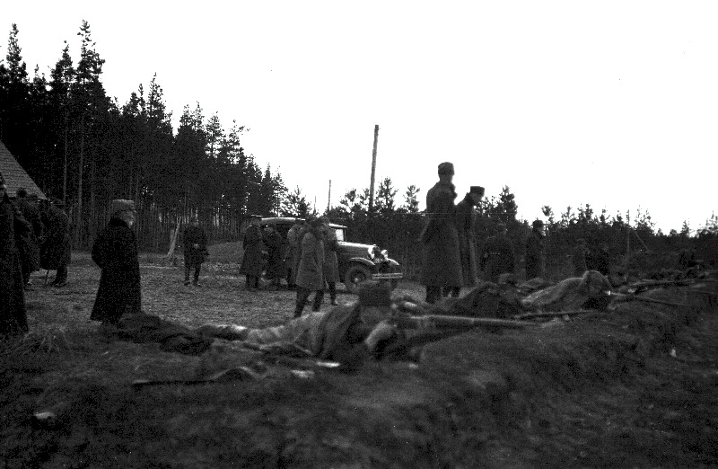 Kaitseliidu Võrumaa maleva ja Läti Valga Kaitseliidu polgu vahelisest laskevõistlusest osavõtjad tulejoonel.