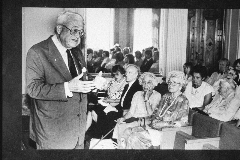 Balti aadlisuguvõsa Stackelbergide kokkutulekul Tallinna Matkamajas kõneleb perekonnaliidu president vabahärra Curt von Stackelberg.