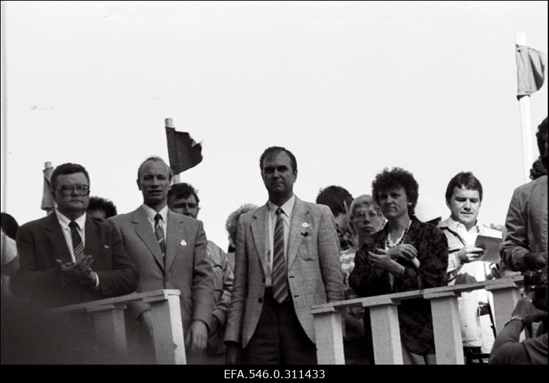 Delegatsioon lauluväljakul.