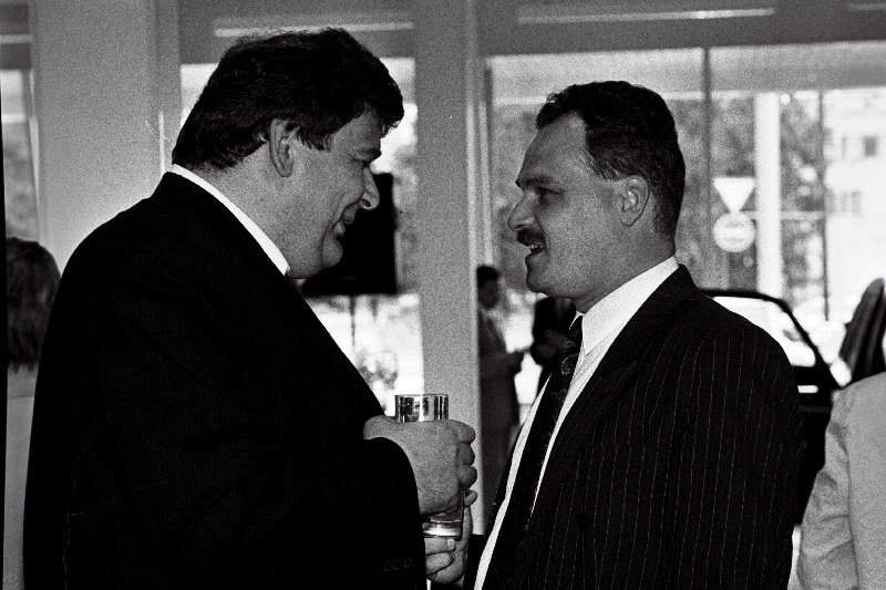 Majandus-ja Siseministeeriumi kantslerid Margus Leivo (vasakul) ja Jaan Toots Toyota müügikeskuse avamisel Järvel.