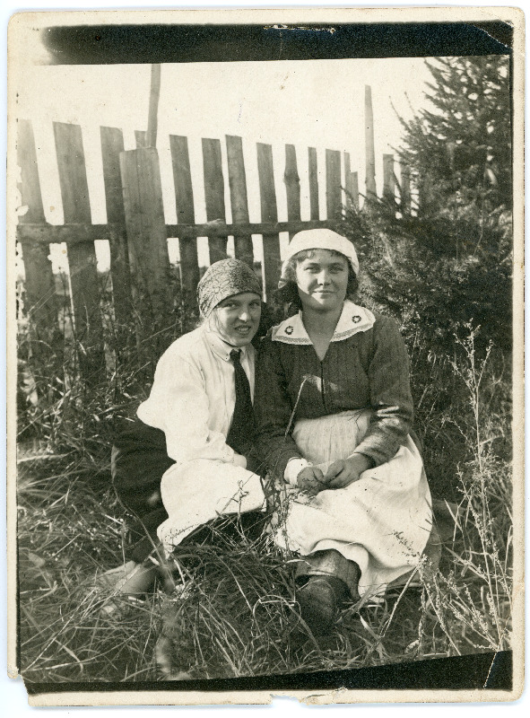 Ludmilla Luuberg (Luberg) ja Selma Hansen istumas aia ääres kartulivõtu talgutel puhkamas