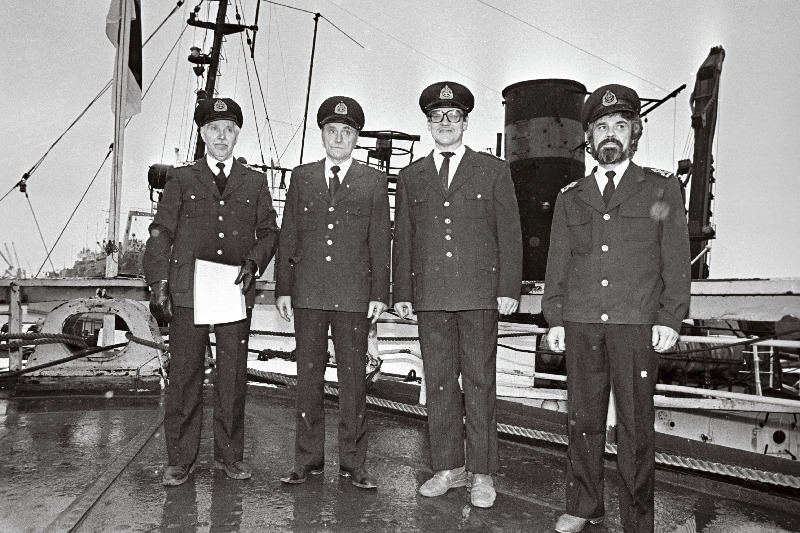 07.01.1992 kanti jäämurdja "Suur Tõll" Eesti laevade nimistusse numbriga 001. Heisati EV lipp. Koht määrati Tallinna Linnahalli kai äärde. Seal avab ta uksed omalaadse muuseumina. Pardal mundris mehed.