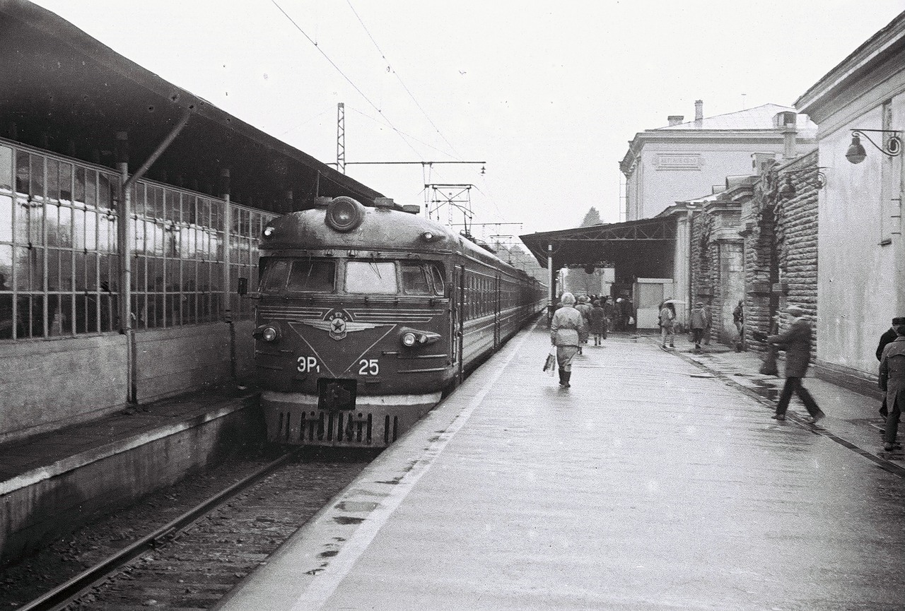 ЭР1-25, Россия, Санкт-Петербург, станция Детское Село (Trainpix 14440) - lang