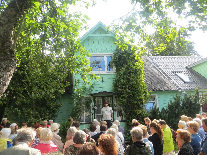 Roogoja aiandustalu. Karla küla aindustalusid tutvustava Lilleralli külastajad talu õuel. Talu trepil Roogoja talu peremees Taavi Kivistik.