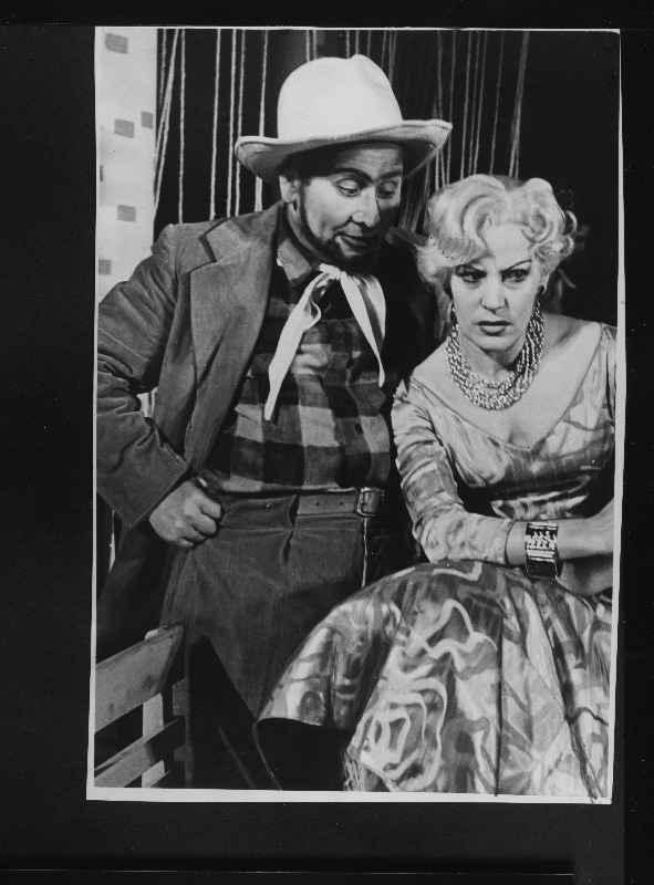 Stseen G. Masanetzi operetist "Kellel on raha vaja?" RT Vanemuises. Johannes Lükki Ben Bensoni ja Velda Otsus Xorega Milleri osas.