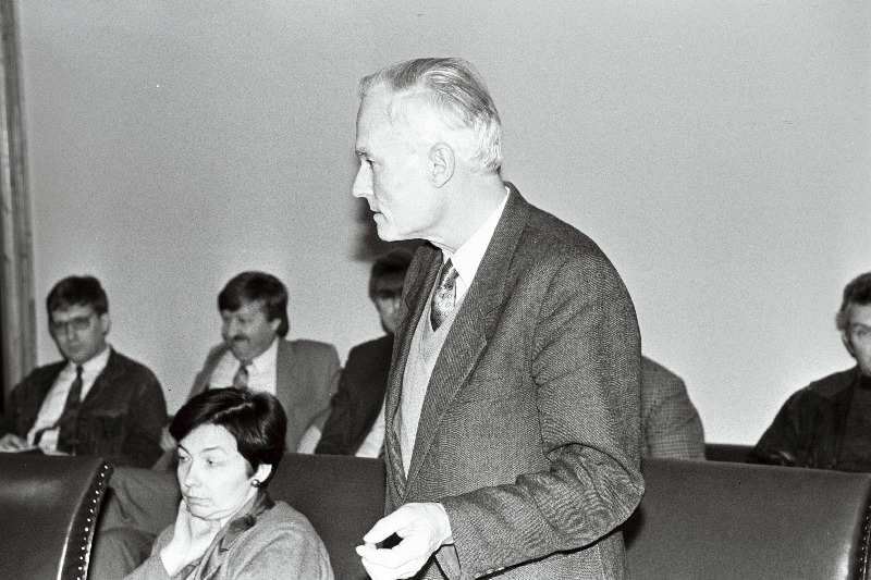 EV Ülemnõukogu järjekordsel istungjärgul, kõneleb Endel Lippmaa.